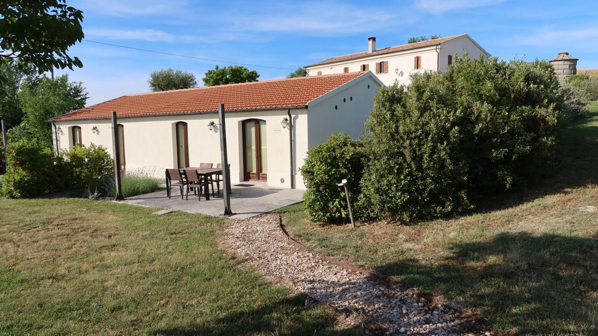 Rustico Del Bozzo Guest House Castelleone di Suasa Bagian luar foto