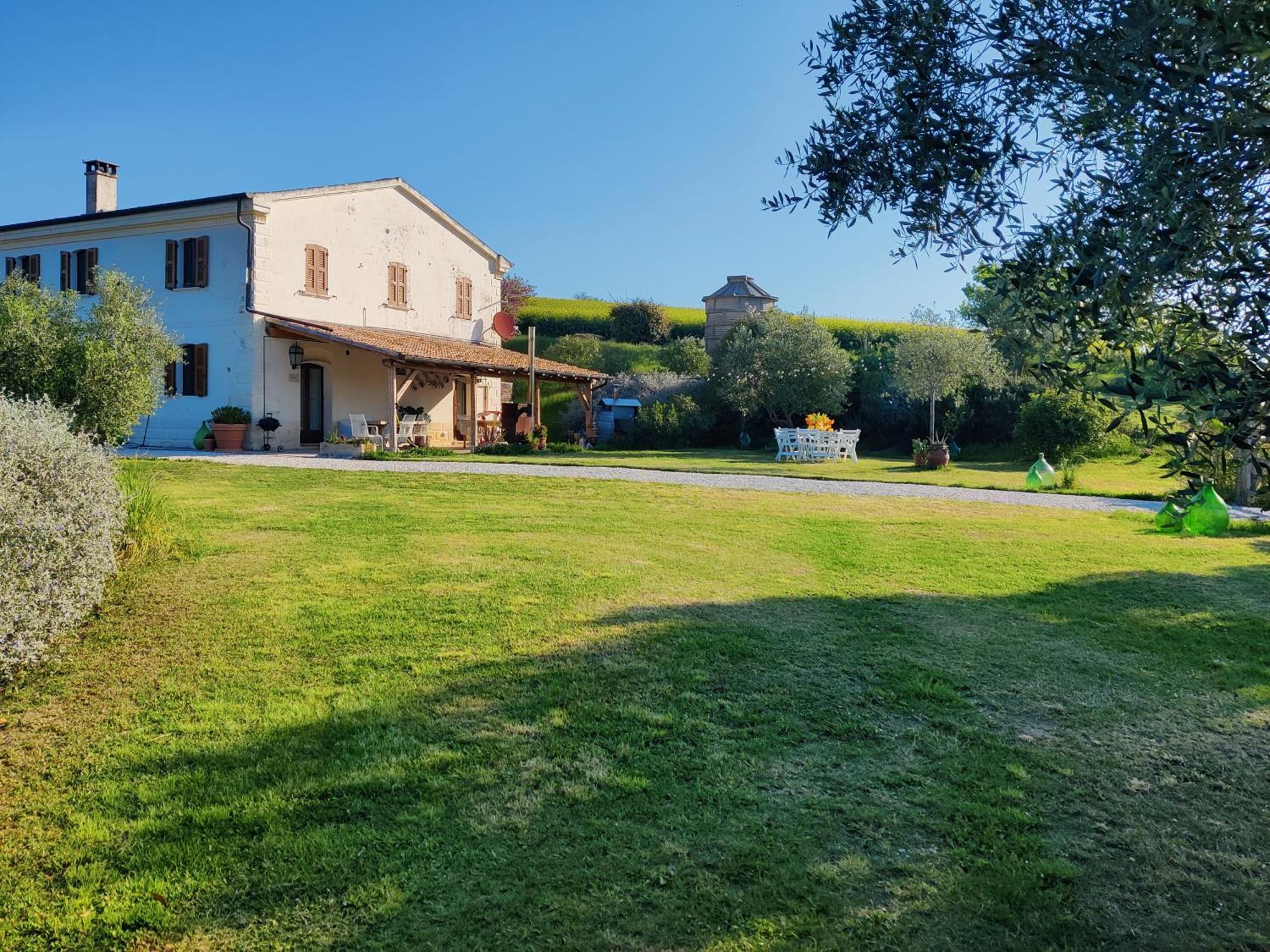 Rustico Del Bozzo Guest House Castelleone di Suasa Bagian luar foto
