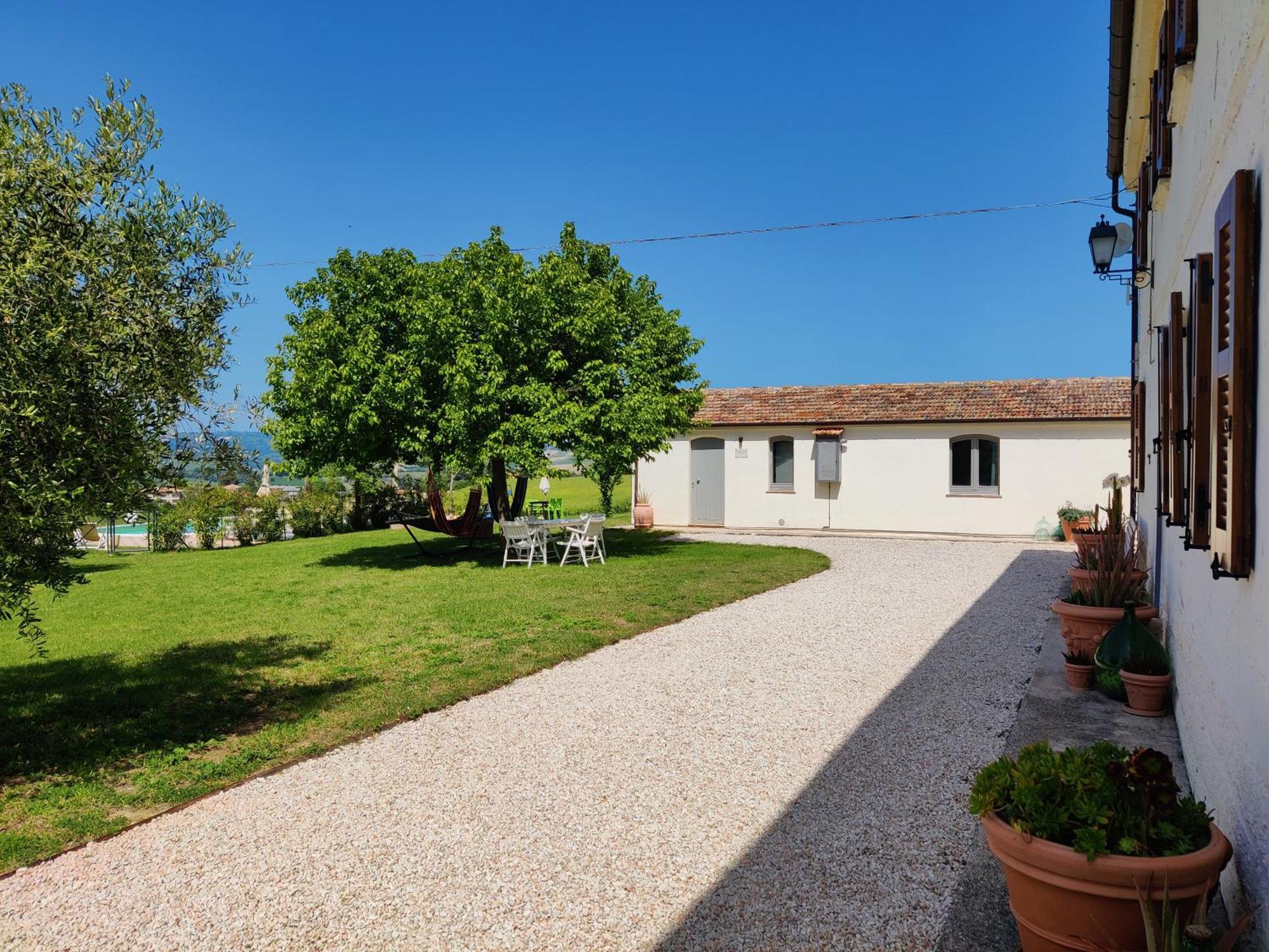 Rustico Del Bozzo Guest House Castelleone di Suasa Bagian luar foto