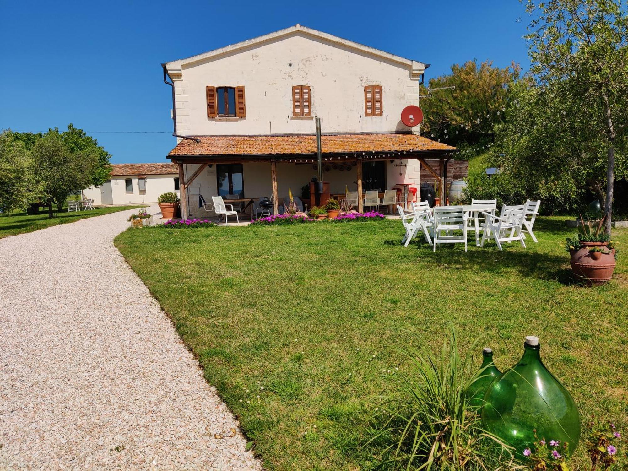 Rustico Del Bozzo Guest House Castelleone di Suasa Bagian luar foto