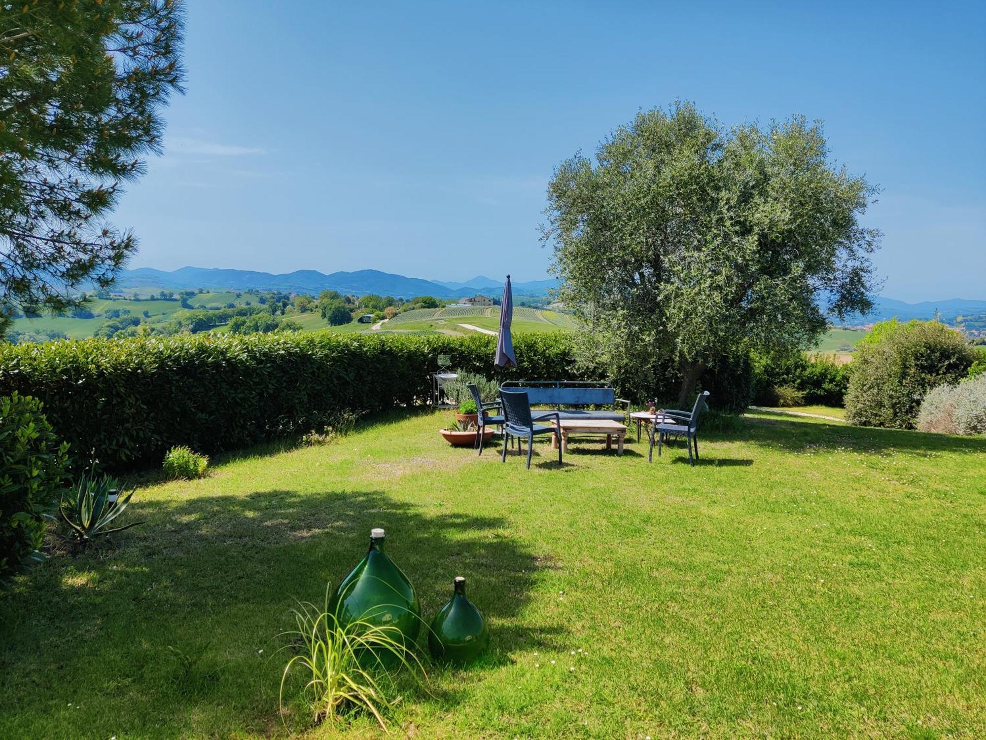 Rustico Del Bozzo Guest House Castelleone di Suasa Bagian luar foto