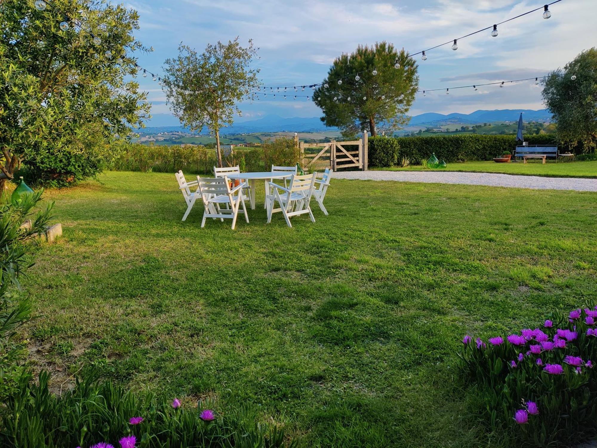 Rustico Del Bozzo Guest House Castelleone di Suasa Bagian luar foto