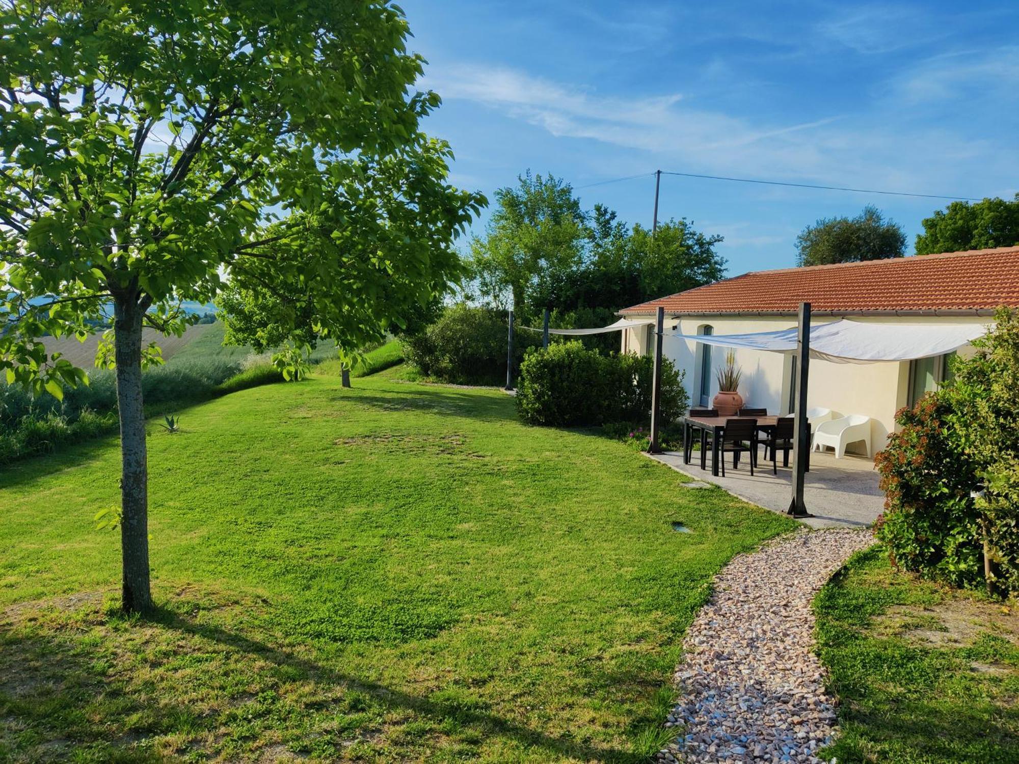 Rustico Del Bozzo Guest House Castelleone di Suasa Bagian luar foto
